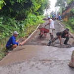 Dari Tanah ke Beton, Babinsa Pesagi Bersama Warga Wujudkan Jalan Layak Antar Banjar