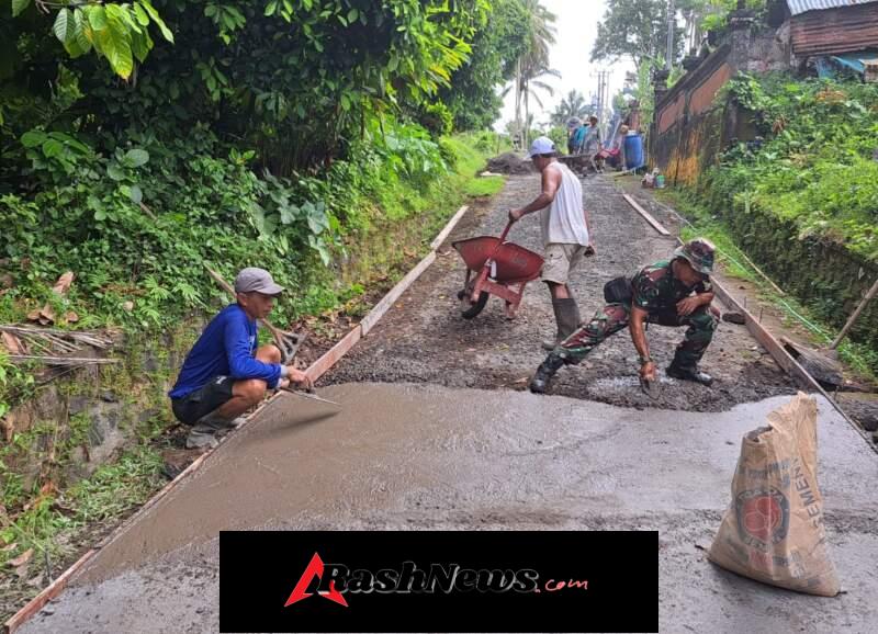 Dari Tanah ke Beton, Babinsa Pesagi Bersama Warga Wujudkan Jalan Layak Antar Banjar