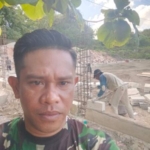 Babinsa Bersama Tukang dan Ketua Koperasi Pantau Pemasangan Batako