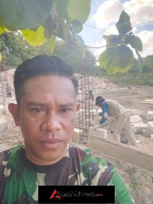 Babinsa Bersama Tukang dan Ketua Koperasi Pantau Pemasangan Batako