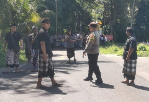 Bhabinkamtibmas Desa Singakerta Bersama Pecalang Amankan Upacara Ngaben Warga