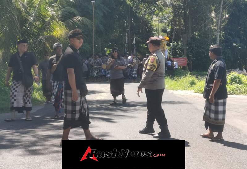 Bhabinkamtibmas Desa Singakerta Bersama Pecalang Amankan Upacara Ngaben Warga