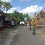 Babinsa Pastikan Aktivitas Penumpang dan Kendaraan di Pelabuhan Pantai Baru Tertib