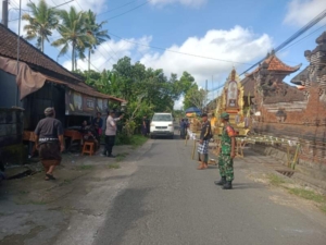 Pengamanan Ngaben di Serokadan, Babinsa Desa Abuan Hadir Jaga Situasi Aman dan Tertib