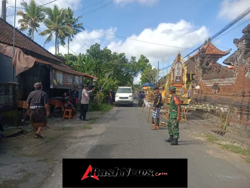 Pengamanan Ngaben di Serokadan, Babinsa Desa Abuan Hadir Jaga Situasi Aman dan Tertib