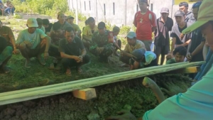 Wujud Empati, Babinsa Moteng Datangi Rumah Duka Warga Binaan