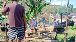 Semangat Kekompakan Terjalin Meski Jembatan Lama Sedang Dibongkar