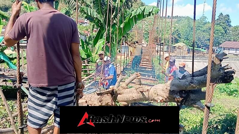 Semangat Kekompakan Terjalin Meski Jembatan Lama Sedang Dibongkar