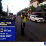 Anggota Polres Karangasem Laksanakan Tugas Menyebrangkan Pejalan Kaki di Pasar Kesatriaan Amlapura