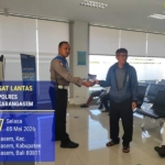Penyerahan SIM terhadap pemohon SIM di Satpas Polres Karangasem