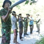 Penuh semangat, Satgas TMMD ke – 128 Kodim 1623/Karangasem selesaikan pemasangan pipanisasi sepanjang 500 meter di Desa Tianyar Tengah.