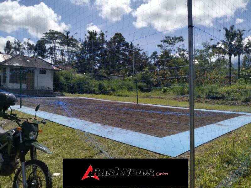 Satgas TMMD ke 128 Kodim 1623/Karangasem bersinergi dengan masyarakat membangun lapangan voli di Desa Pempatan