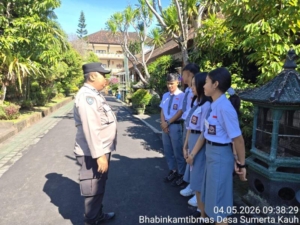 Antisipasi Euforia Kelulusan, Bhabinkamtibmas Lakukan Monitoring di SMKN 5 Denpasar