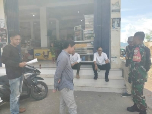 Jaga Lingkungan Sehat, Babinsa Koramil-03/Hu’u Kodim 1614/Dompu Bersama Pemdes Edukasi Warga