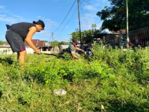 Babinsa Desa Seran Ikut Gotong Royong Bersihkan Lapangan Jelang Turnamen Sepak Bola