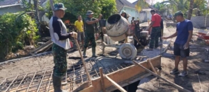 Semangat Gotong Royong Warnai Pengecoran Rabat Jalan TMMD Ke-128 Kodim 1615/Lotim