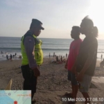 Bhabinkamtibmas Desa Belalang Laksanakan Pengamanan di Pantai Kedungu.
