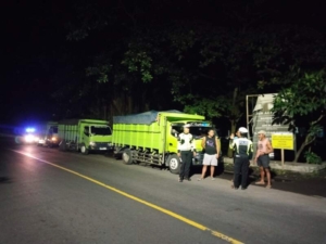 Atensi Para Sopir Truk, Satlantas Polres Karangasem Himbau Tidak Parkir di Bahu Jalan