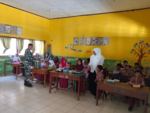 Babinsa Koramil 1608-03/Sape Dampingi Pembagian Makan Bergizi Gratis untuk Ribuan Warga
