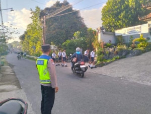 Cegah Terjadinya Kemacetan dan Laka Lantas, Personil Polsek Penebel Melaksanakan Strong Point Pagi