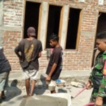 Kepedulian Babinsa di Wilayah Binaan, Bantu Warga Bangun Rumah Secara Gotong Royong