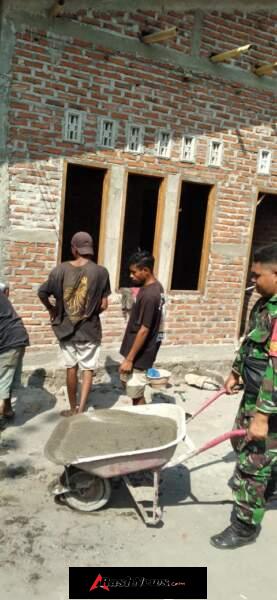 Kepedulian Babinsa di Wilayah Binaan, Bantu Warga Bangun Rumah Secara Gotong Royong