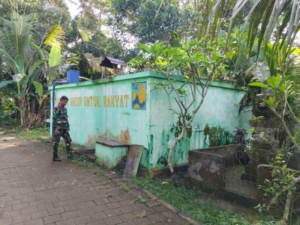 Wujud Kepedulian TNI kepada Warga, Babinsa Turun Langsung Pantau Sarana Air Bersih di Kelusa