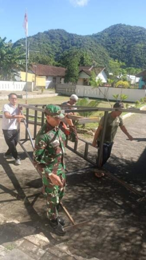 Wujud Kemanunggalan TNI, Babinsa Taliwang Gotong Royong Bangun Fasilitas Air Bersih