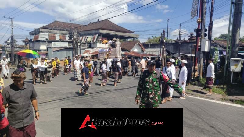 Gelar Pengamanan, babinsa Takmung Dan paksebali pastikan Ngaben Di Wilayah Binaan Aman Dan Lancar