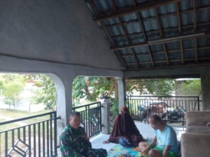 Serma Muhammad Ajak Masyarakat Jaga Kesehatan Saat Komsos di Desa Binaan