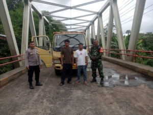 Babinsa Koramil 1614-01/Dompu Kodim 1614/Dompu Bersama Bhabinkamtibmas Pantau Pembangunan Jembatan Strategis di Desa Matua