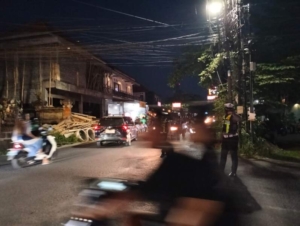Unit Lantas Polsek Mengwi Laksanakan Pengaturan Lalu Lintas di Jalur Pererenan