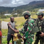 Pahlawan Penjaga Kedamaian, Senyum Tulus Warga Wamitu Sambut Hadirnya Satgas Yonif 742/SWY