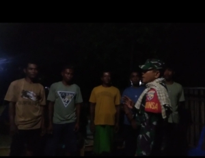 Babinsa Koramil 1608-05/Donggo Intensifkan Patroli Malam, Perkuat Stabilitas Keamanan Wilayah
