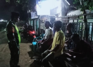Babinsa Koramil 1608-06/Wawo Himbau Warga Tingkatkan Kewaspadaan dan Kebersamaan