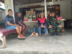 Manfaatkan Warung Kopi, Babinsa Getakan Komsos Himbau Warga Waspada Hoax