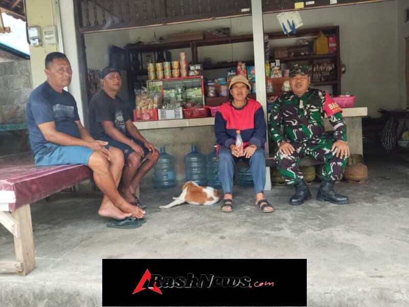 Manfaatkan Warung Kopi, Babinsa Getakan Komsos Himbau Warga Waspada Hoax