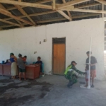 Sertu Mursidi Babinsa Koramil 01/Loli Hadir Dukung Kesehatan Balita di Manola