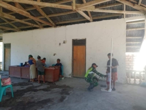 Sertu Mursidi Babinsa Koramil 01/Loli Hadir Dukung Kesehatan Balita di Manola
