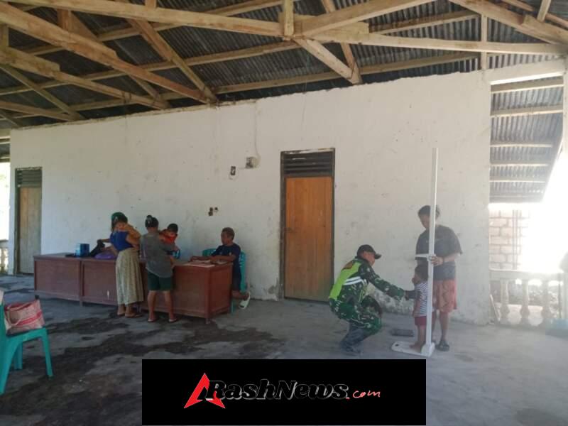 Sertu Mursidi Babinsa Koramil 01/Loli Hadir Dukung Kesehatan Balita di Manola