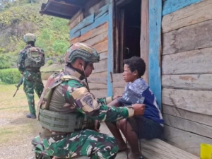 ‎Menembus Keterbatasan Satgas Yonif 743/PSY Layani Kesehatan Masyarakat  Kampung Muara dengan Tulus
