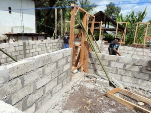 TNI AD dan Warga Bersinergi Dalam Pemasangan Batako di Kecamatan Teluk Mutiara