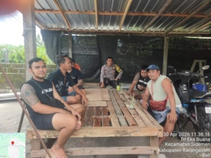 Dengar Keluhan Warga, Bhabinkamtibmas Desa Tri Eka Buana Menggelar Jumat Curhat.