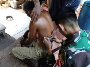 Aksi Cepat Satgas Pamtas Yonarhanud 2 Kostrad Bantu Warga Terluka