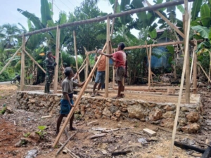 Wujud Kemanunggalan TNI, Babinsa Arifudin Turun Langsung Bantu Pembangunan Rumah