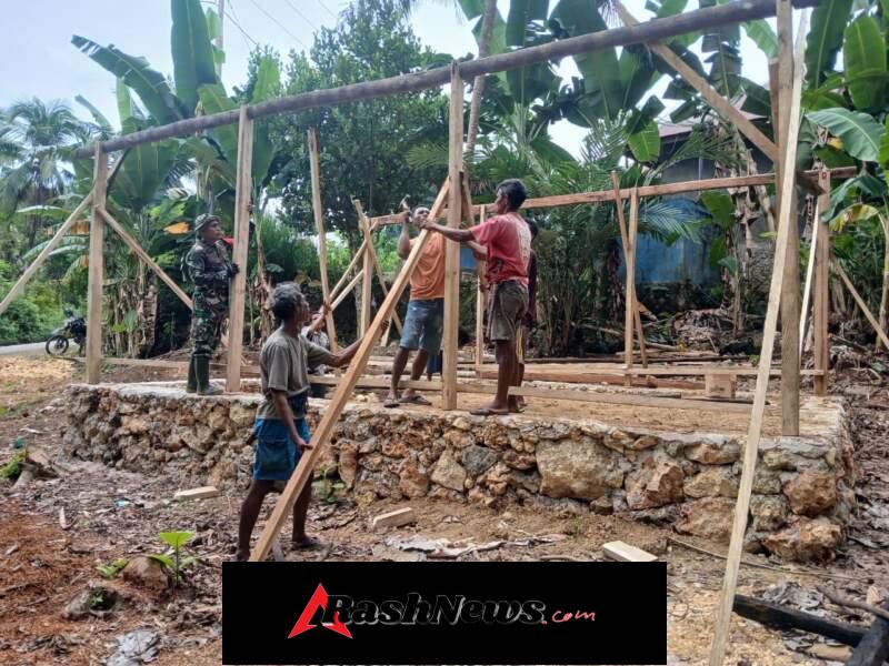 Wujud Kemanunggalan TNI, Babinsa Arifudin Turun Langsung Bantu Pembangunan Rumah