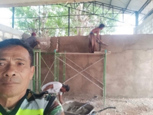 Serka Ishak Manafe Pantau Plesteran dan Penerimaan Material KDKMP