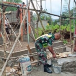 Pererat Sinergi, Babinsa Desa Fatuana Bantu Warga Bangun Rumah di Tengah Hujan