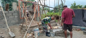 Pererat Sinergi, Babinsa Desa Fatuana Bantu Warga Bangun Rumah di Tengah Hujan