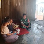 Jalin Kedekatan TNI-Rakyat, Babinsa Jenguk Warga Sambil Berbagi Pesan Kesehatan